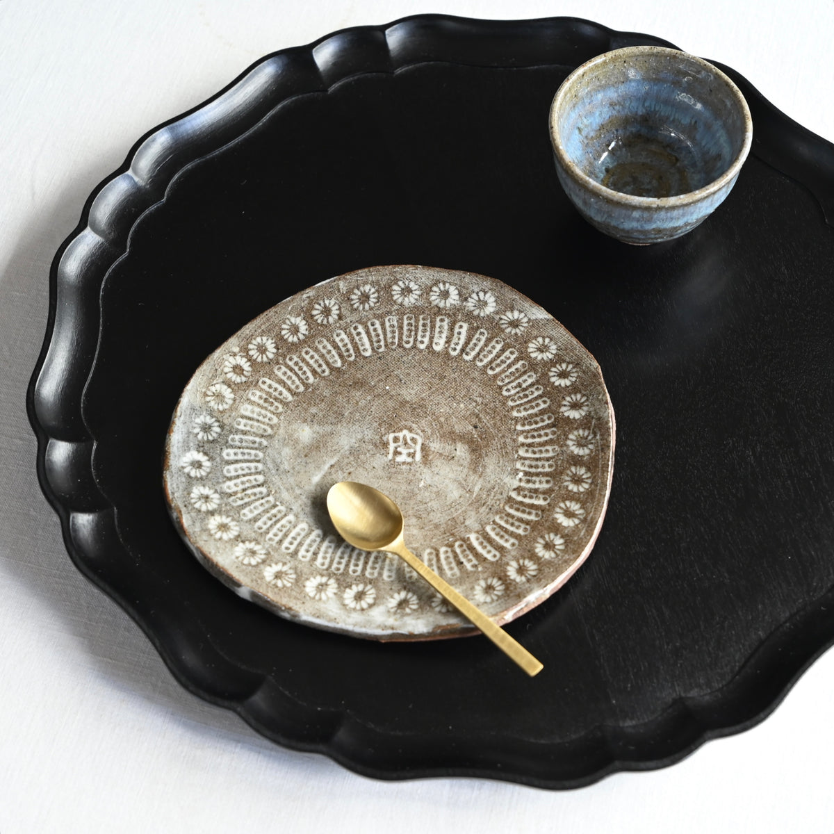 新品に近く 朝顔珍しい イギリス製 お皿27cm 黒壺3枚セット 三島三角タタラ皿(993)府川和泉 – KOHORO