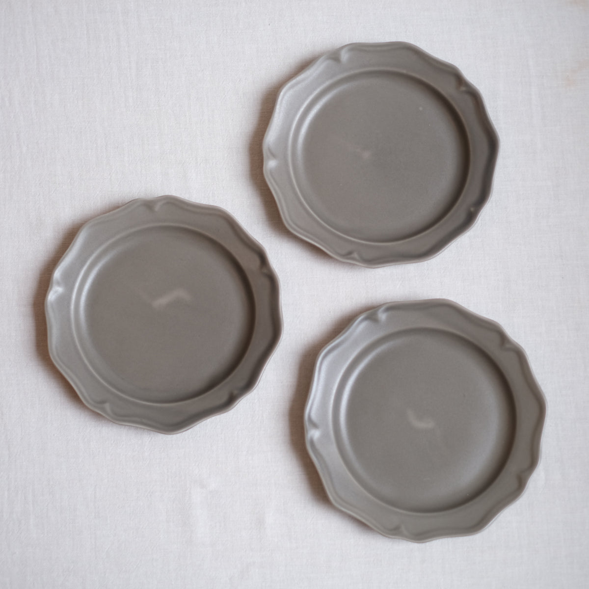 ススグレー7寸ピューターリム皿(138) 亀田文 – KOHORO