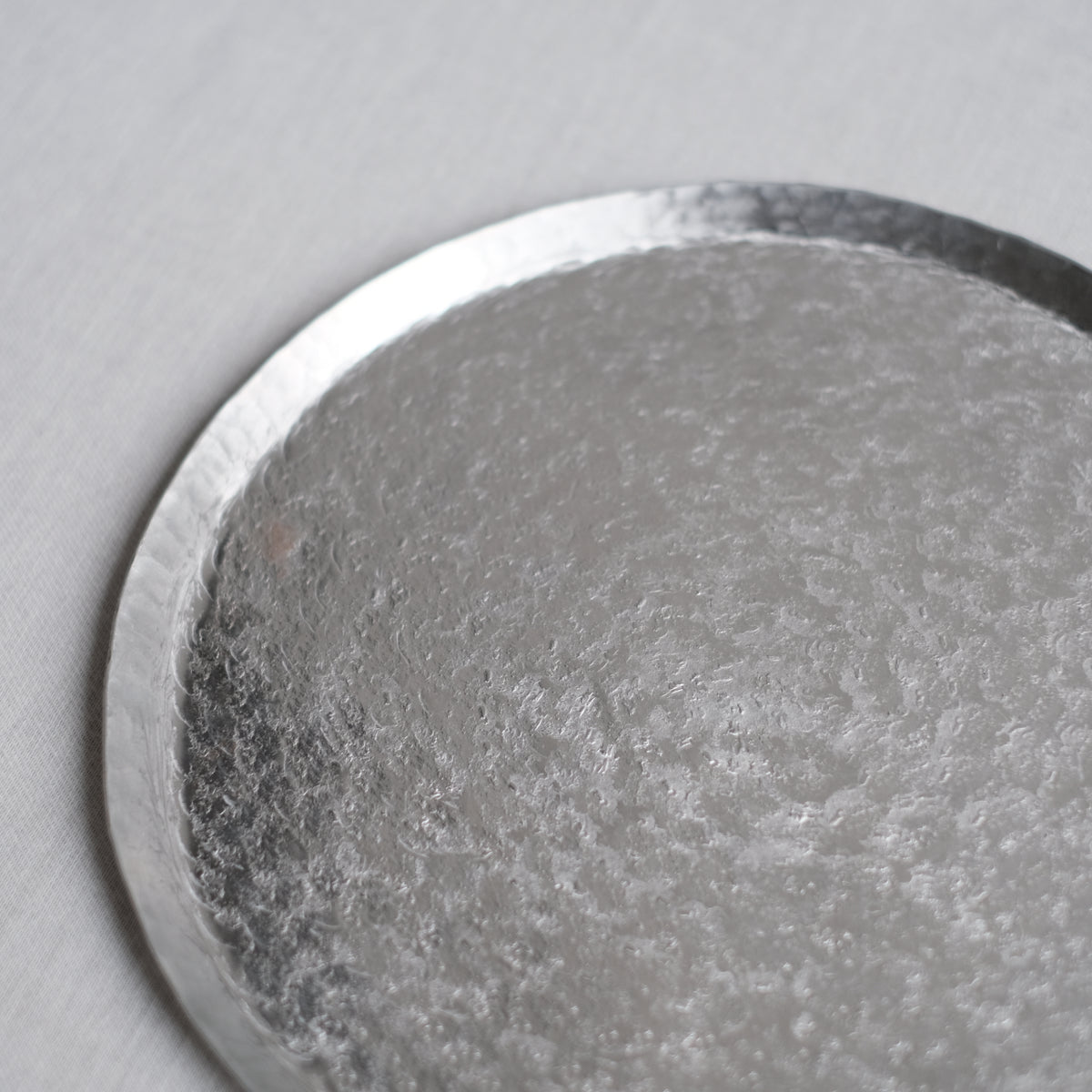 アルミトレイ皿(円)24cm 山田憲栄 – KOHORO