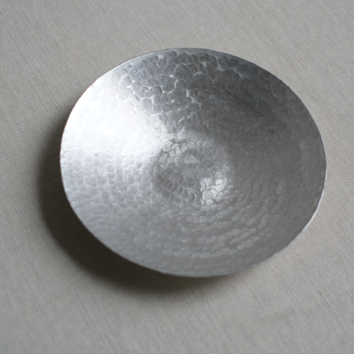 アルミ浅鉢(円)20cm 山田憲栄 – KOHORO