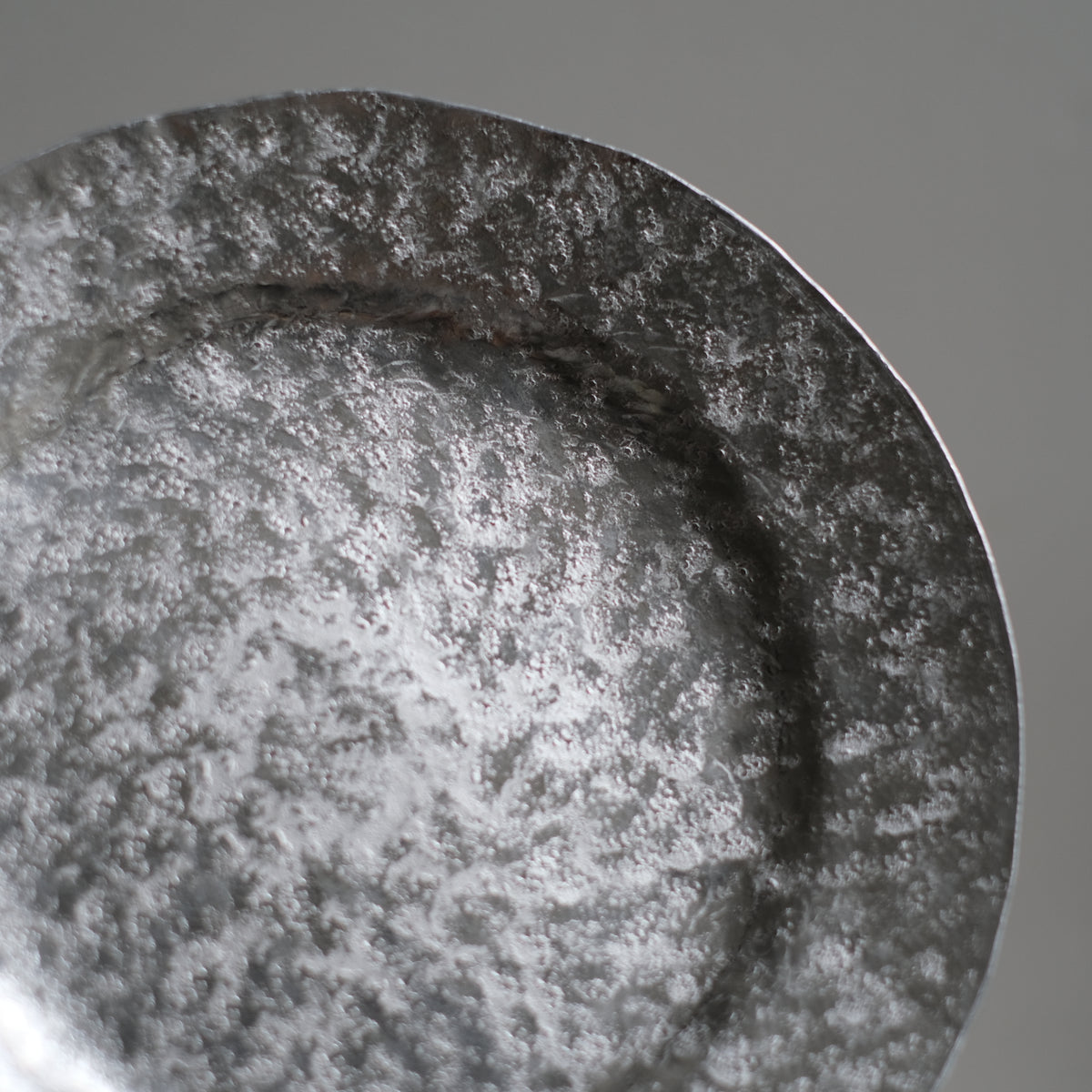 アルミリム皿(円)20cm 山田憲栄 – KOHORO