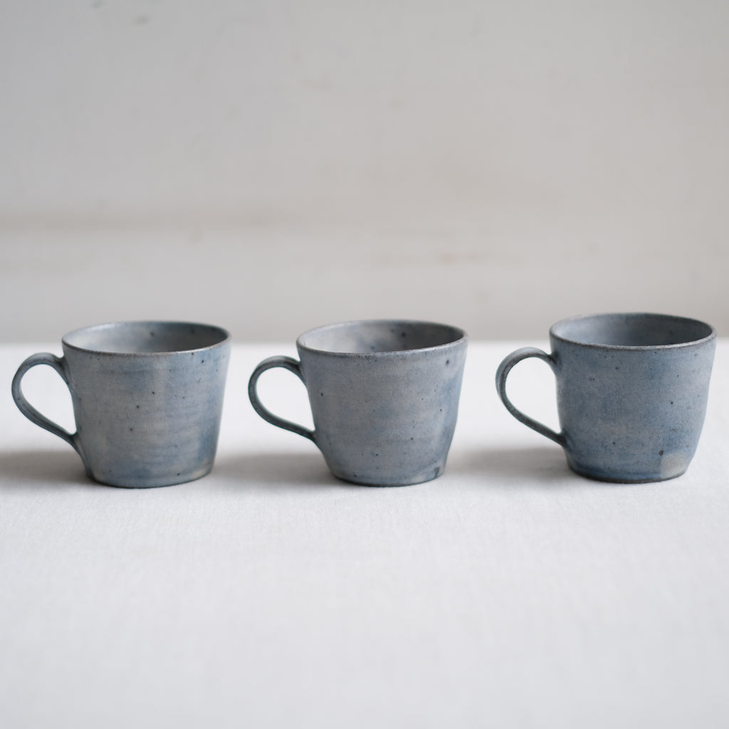 マグカップ・中　青白釉　二井内覚