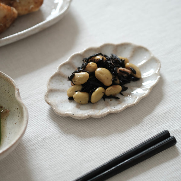 輪花小皿 藁灰釉 水谷智美 – KOHORO