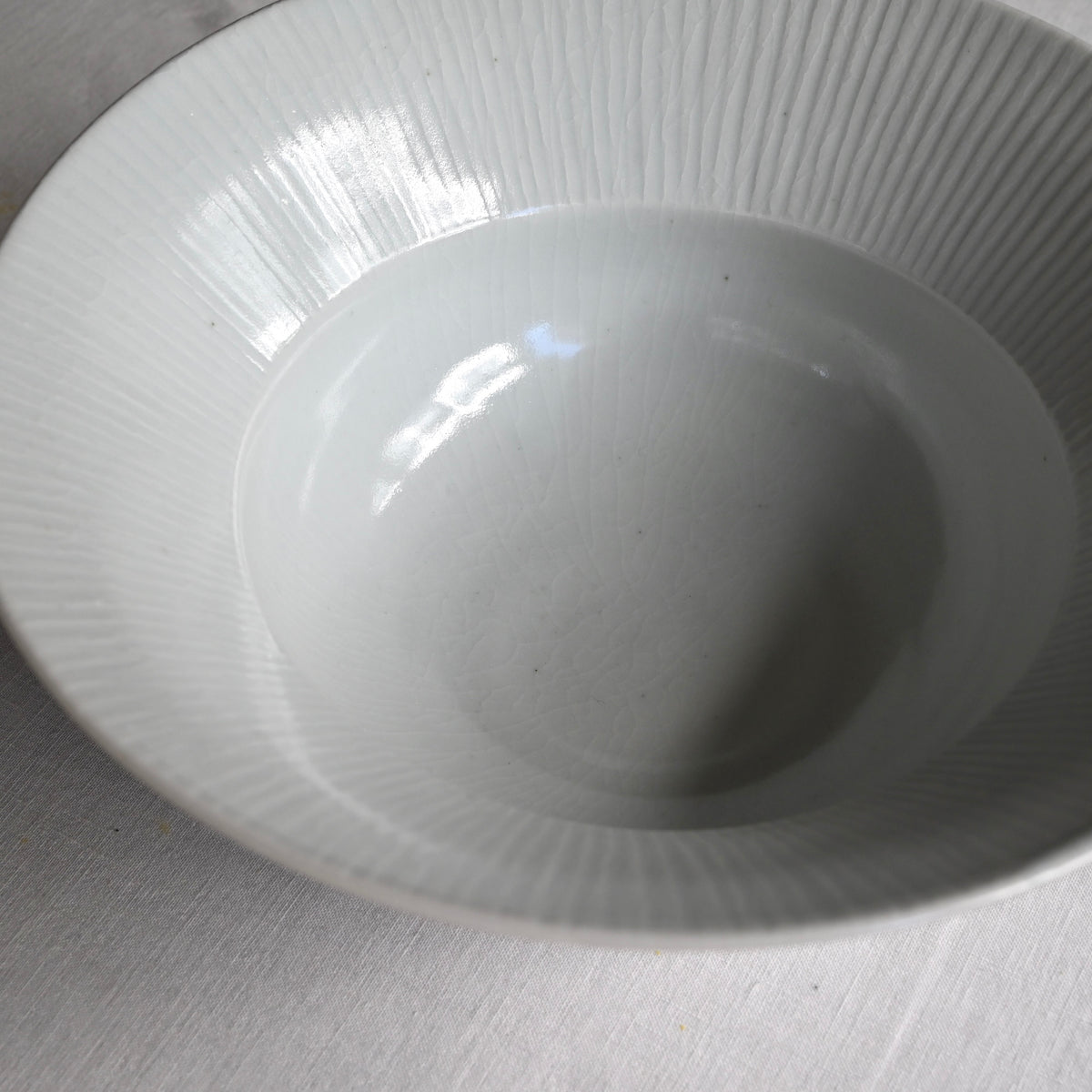 白磁鎬リム付鉢(975) 阿南維也 – KOHORO