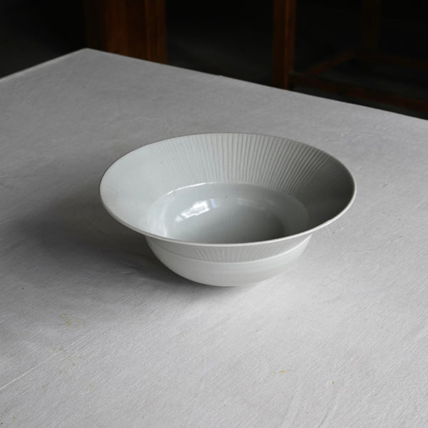 白磁鎬リム付鉢(975) 阿南維也 – KOHORO