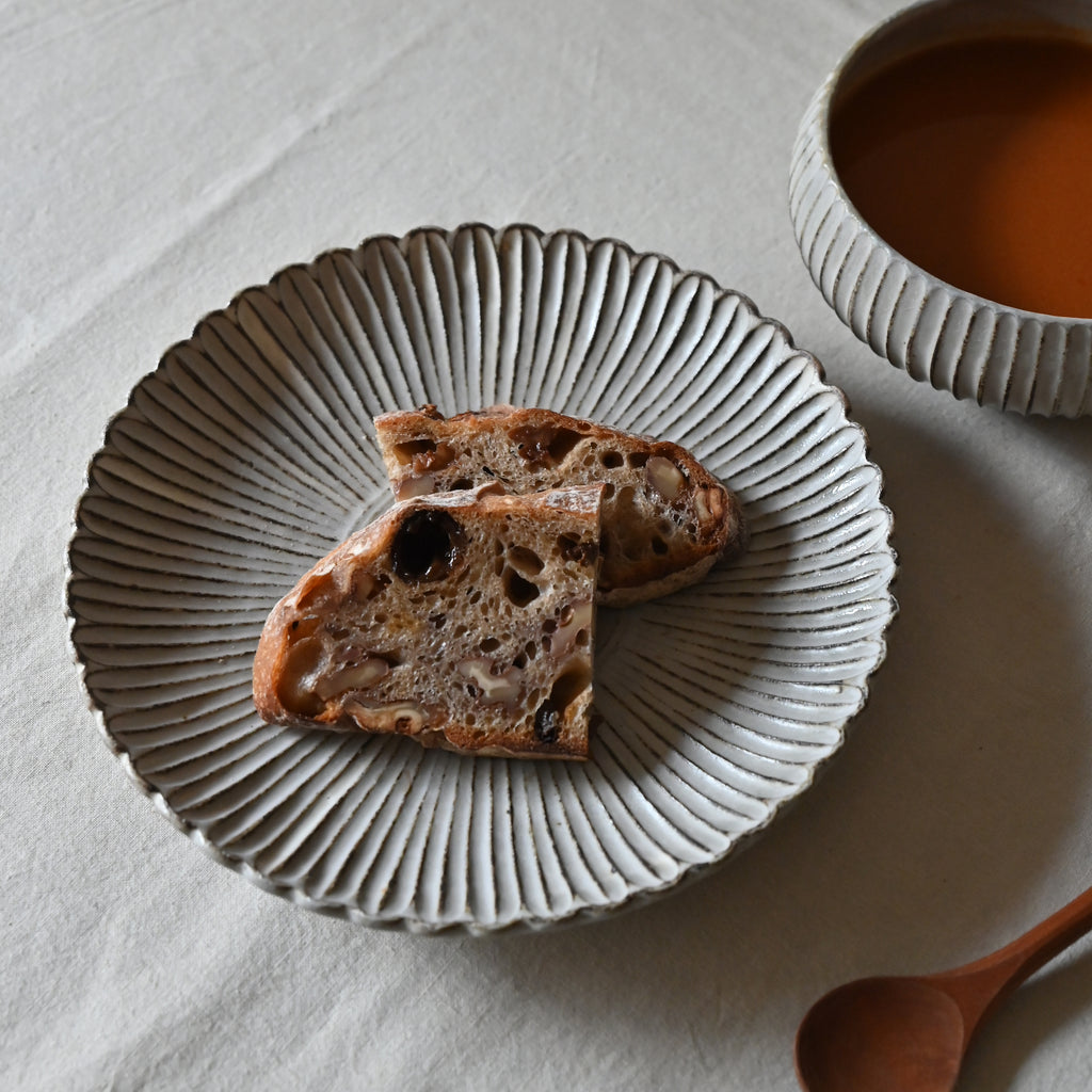 鎬輪花皿　灰粉引　小倉夏樹