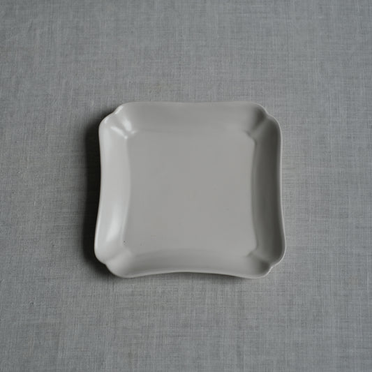 白釉7寸花形正方皿(192) 亀田文