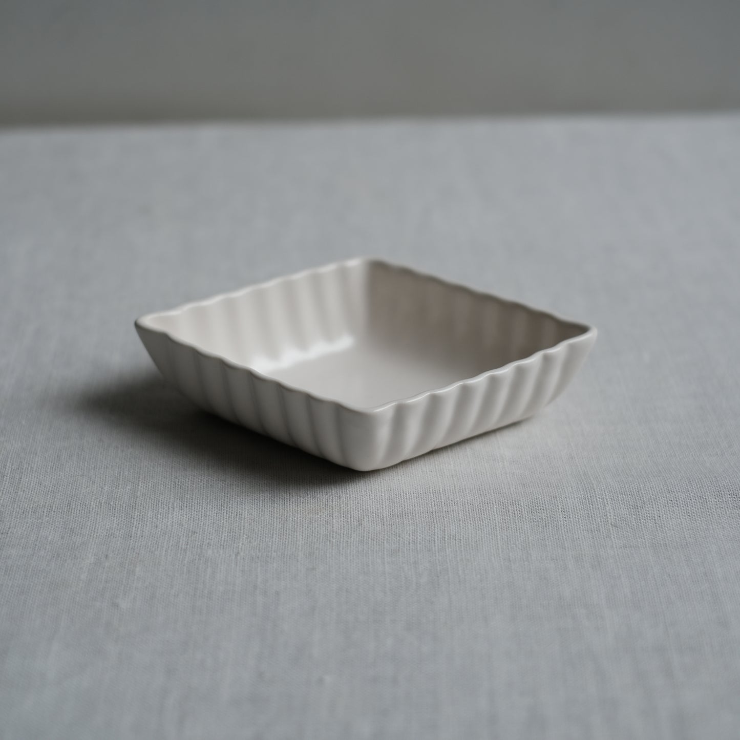 白釉菱形小鉢(195) 亀田文