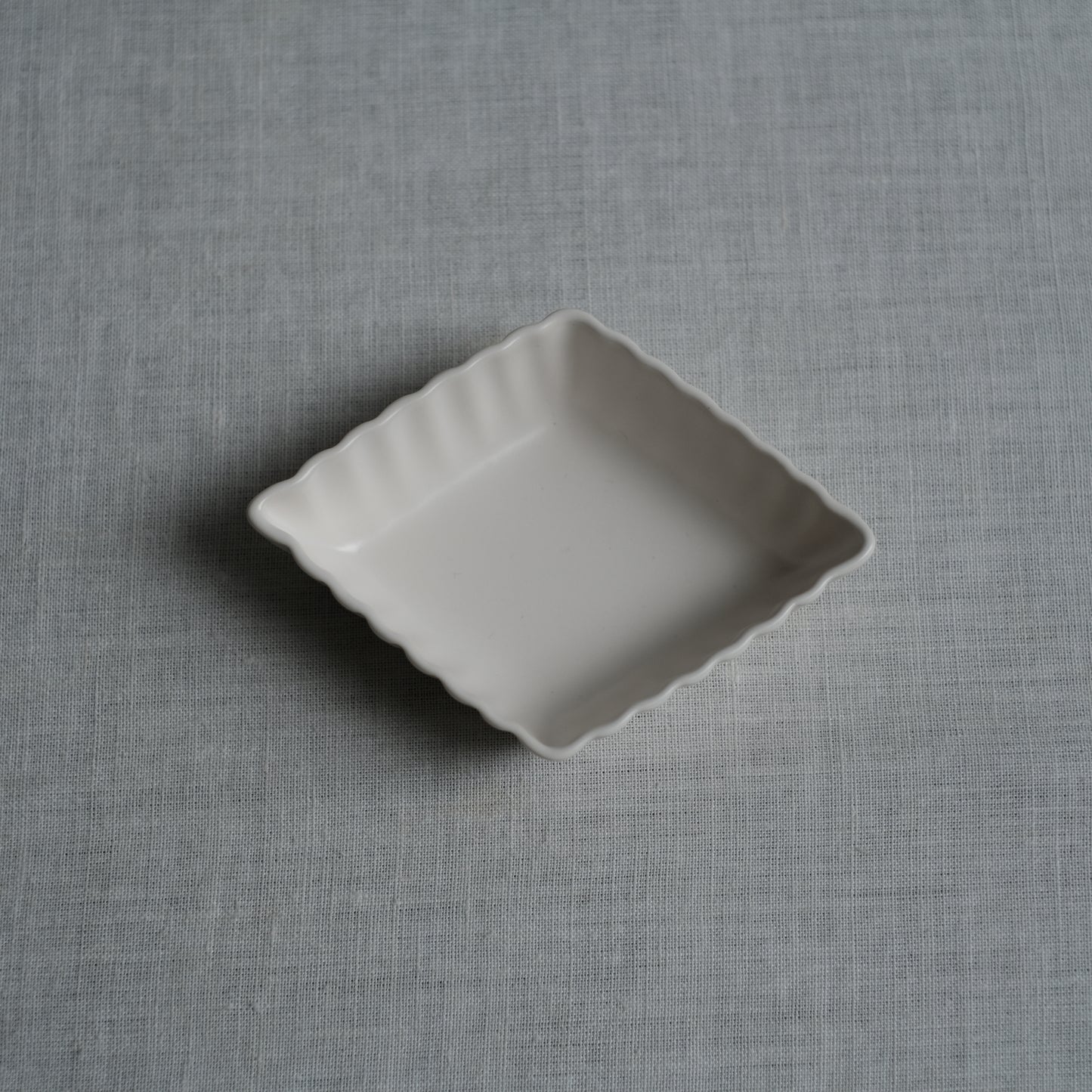 白釉菱形小鉢(195) 亀田文