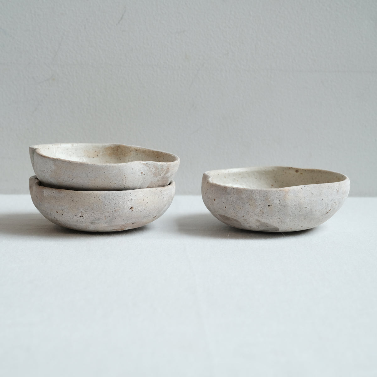 三方小鉢 灰白 水谷智美 – KOHORO