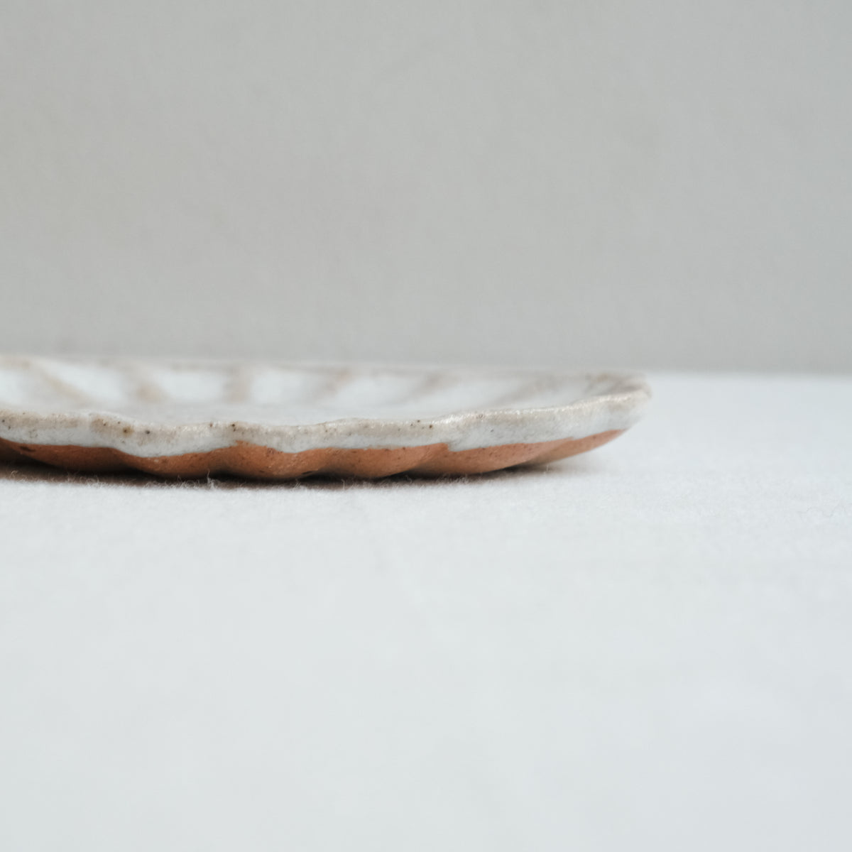 輪花小皿 藁灰釉 水谷智美 – KOHORO