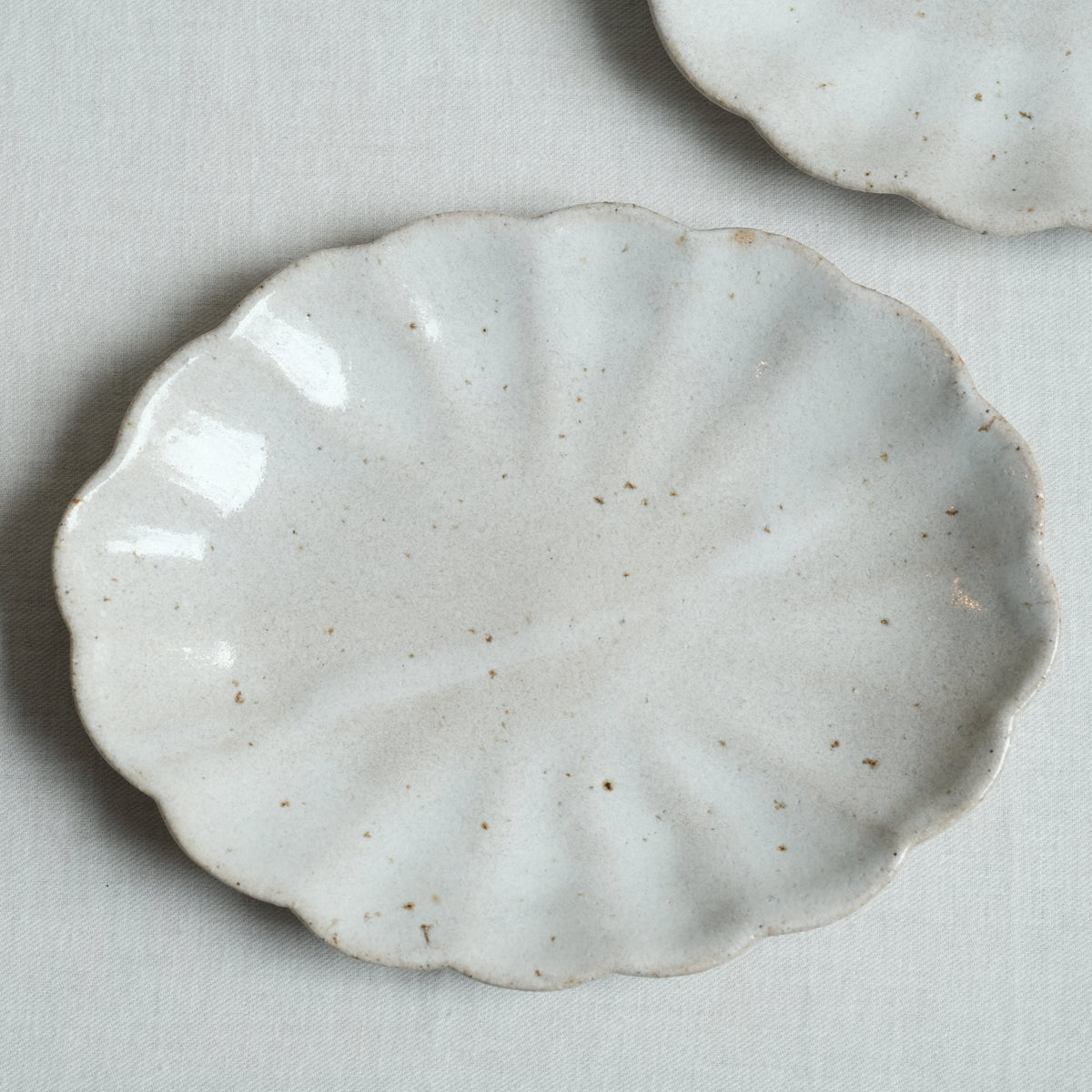 輪花鉢 藁灰釉 水谷智美 – KOHORO