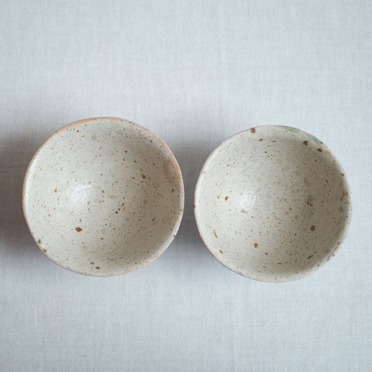 汲み出し湯呑 灰白 水谷智美 – KOHORO