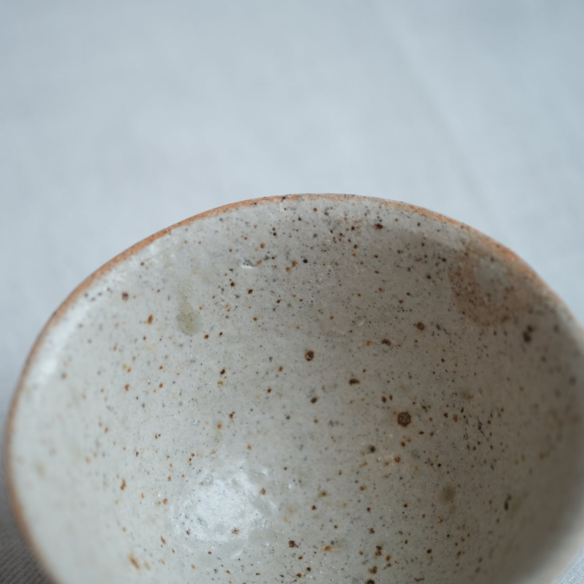 汲み出し湯呑 灰白 水谷智美 – KOHORO