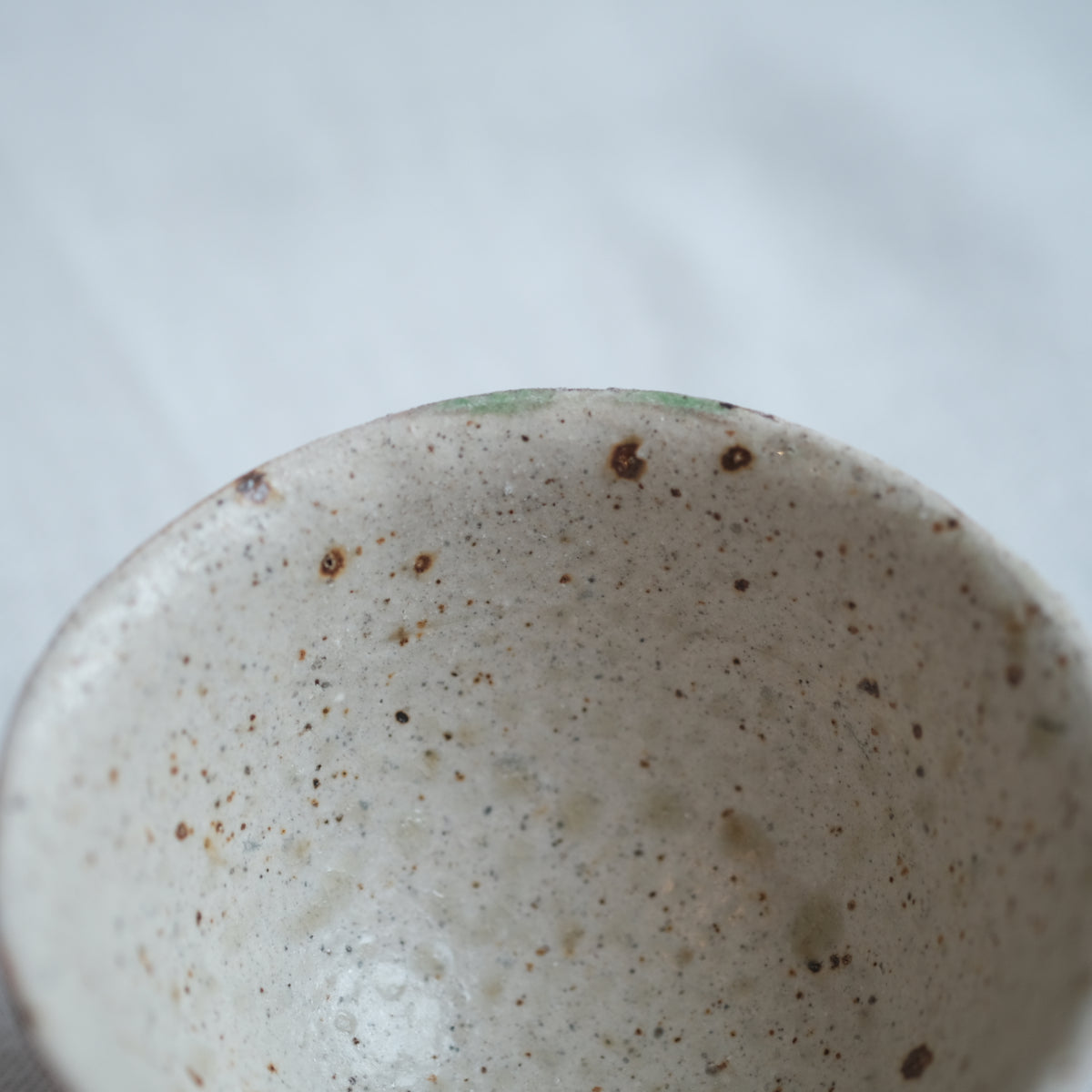 汲み出し湯呑 灰白 水谷智美 – KOHORO