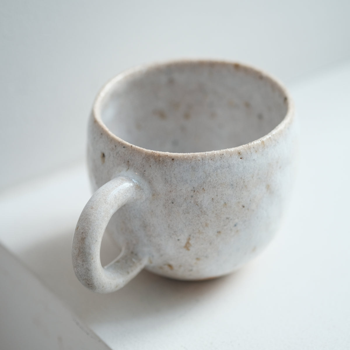 ポテトマグカップ 藁灰釉 水谷智美 – KOHORO