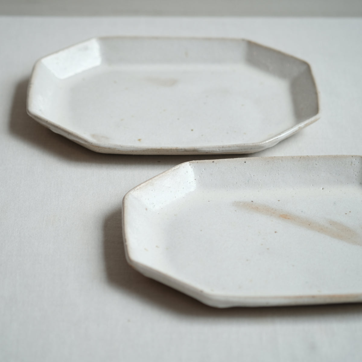 隅切り皿 大 藁灰釉 水谷智美 – KOHORO