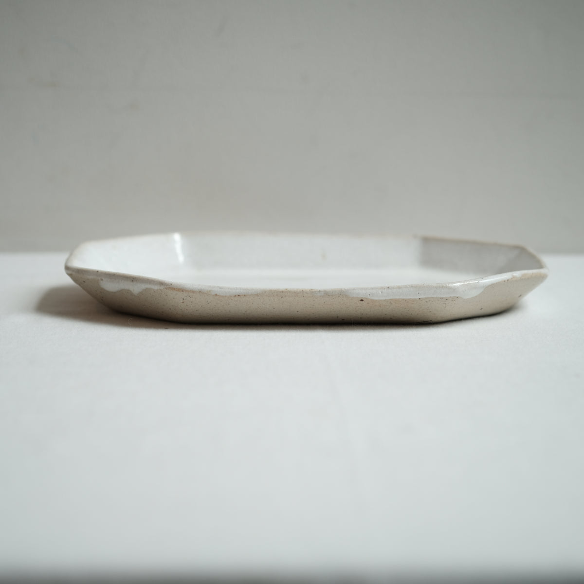 隅切り皿 大 藁灰釉 水谷智美 – KOHORO