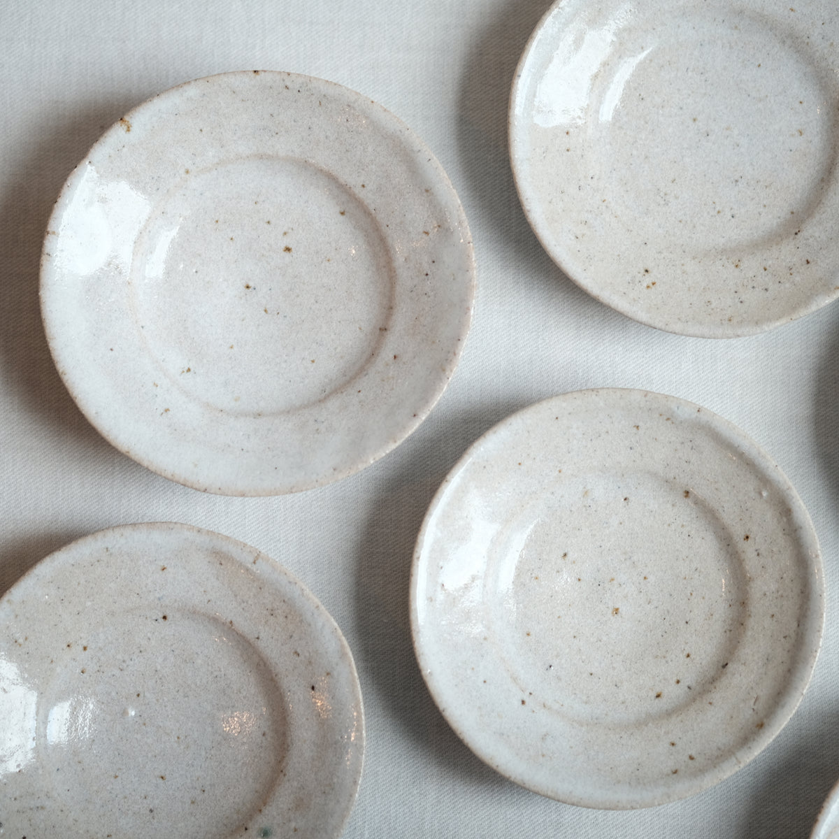 手捻り縁小鉢 藁灰釉 水谷智美 – KOHORO