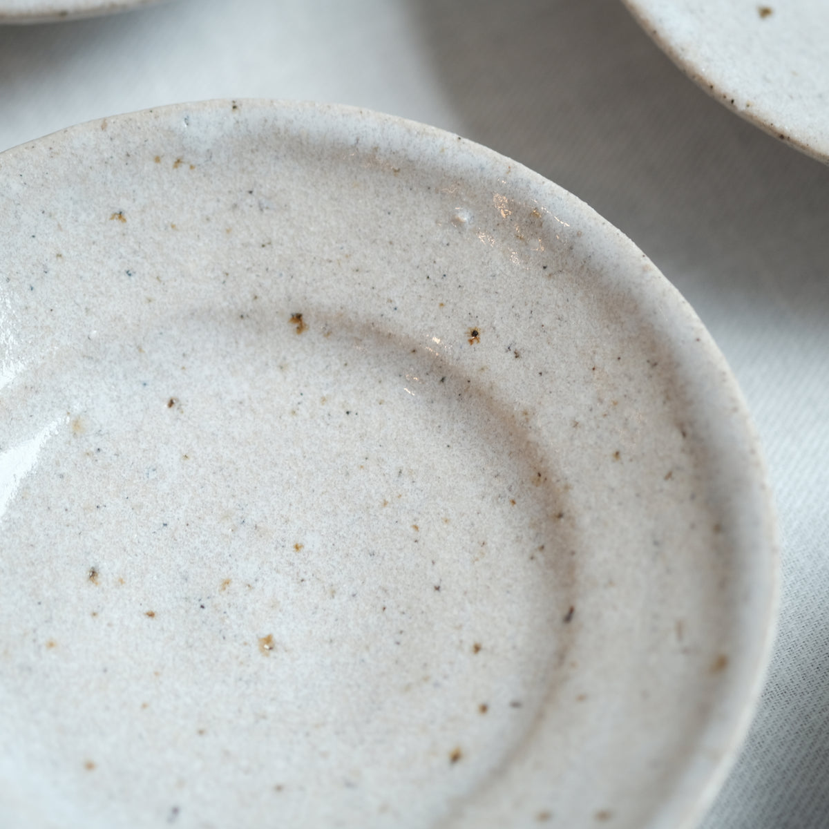 手捻り縁小鉢 藁灰釉 水谷智美 – KOHORO