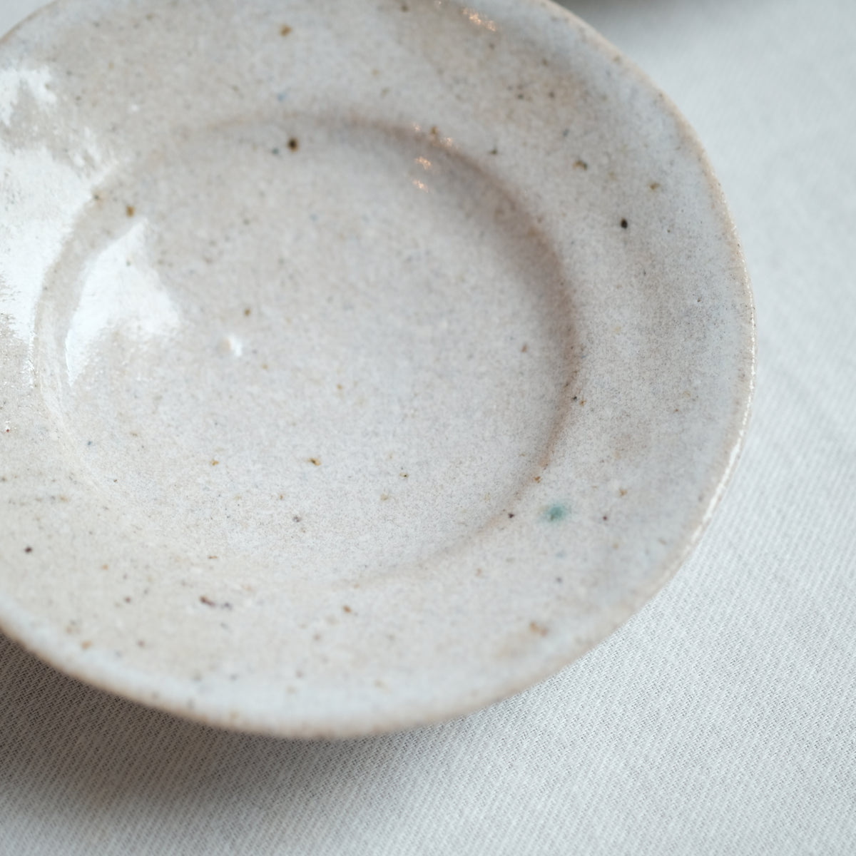 手捻り縁小鉢 藁灰釉 水谷智美 – KOHORO