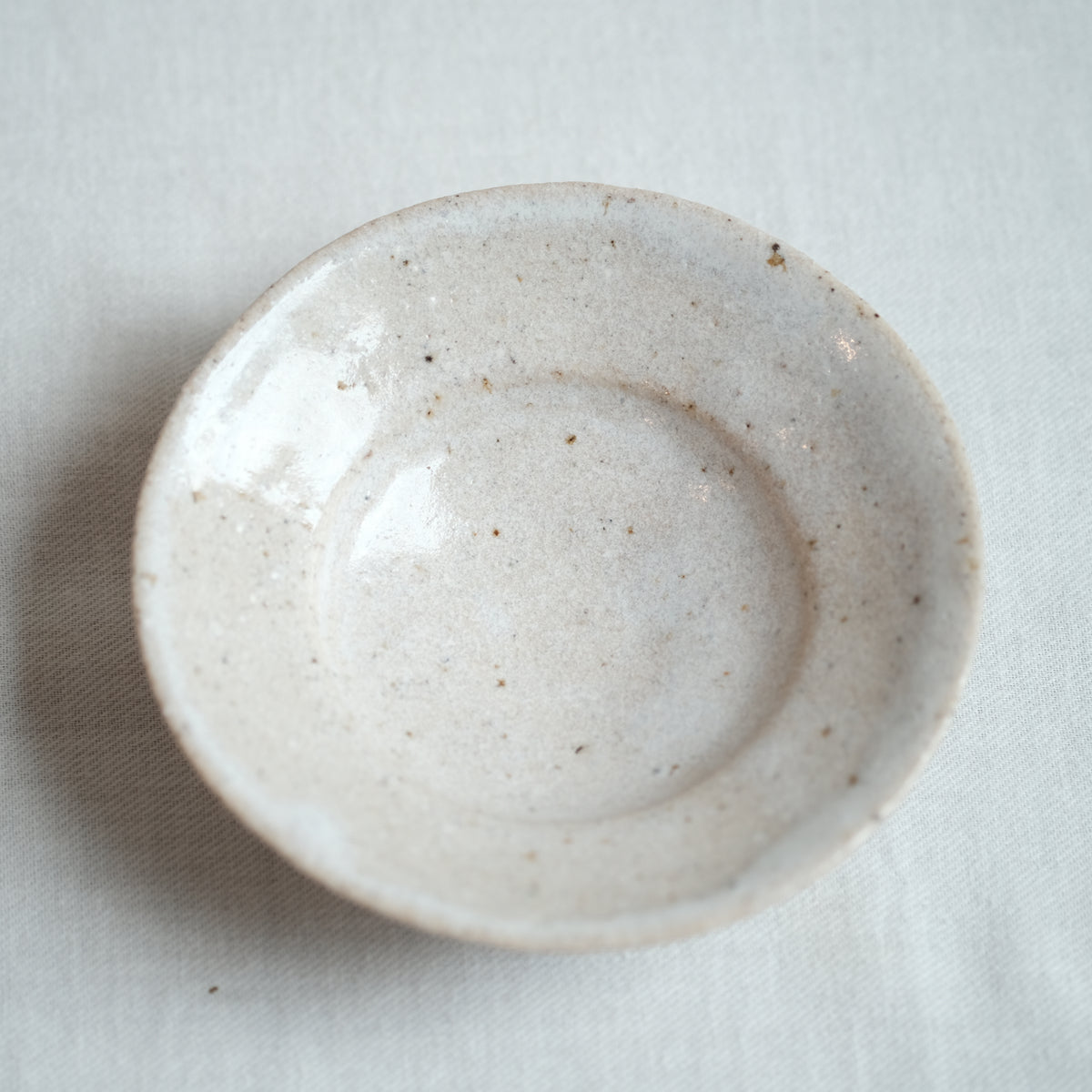 手捻り縁小鉢 藁灰釉 水谷智美 – KOHORO