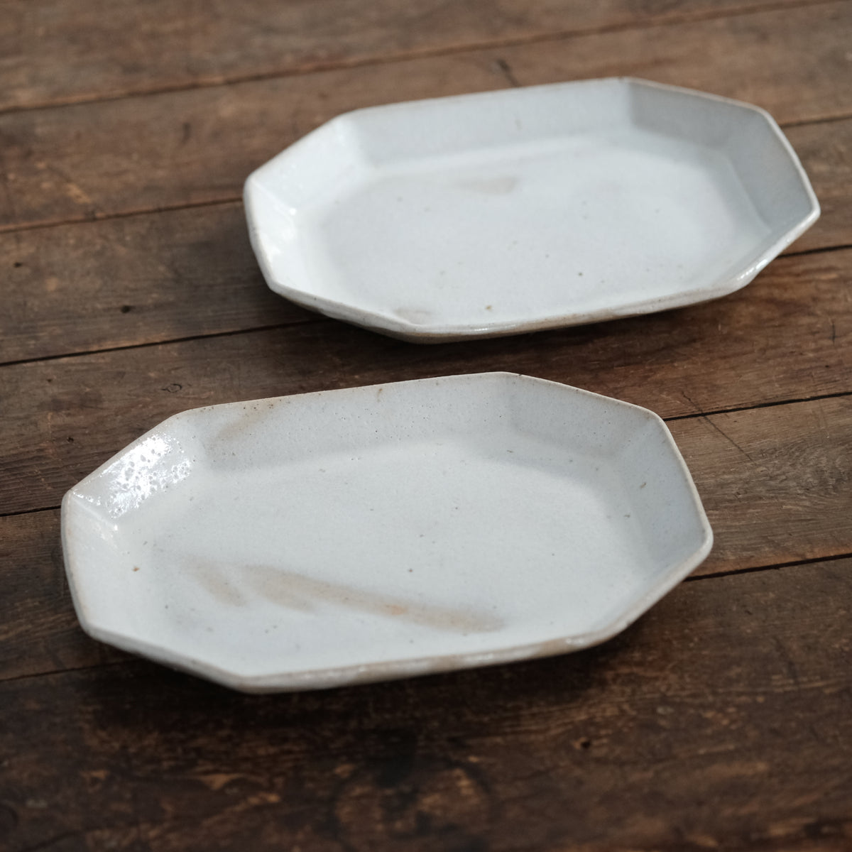 隅切り皿 大 藁灰釉 水谷智美 – KOHORO