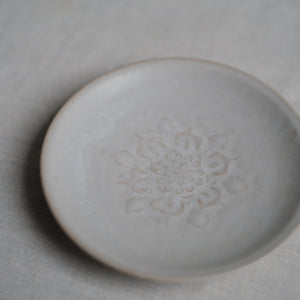 白釉刻紋小皿(927) 生形由香