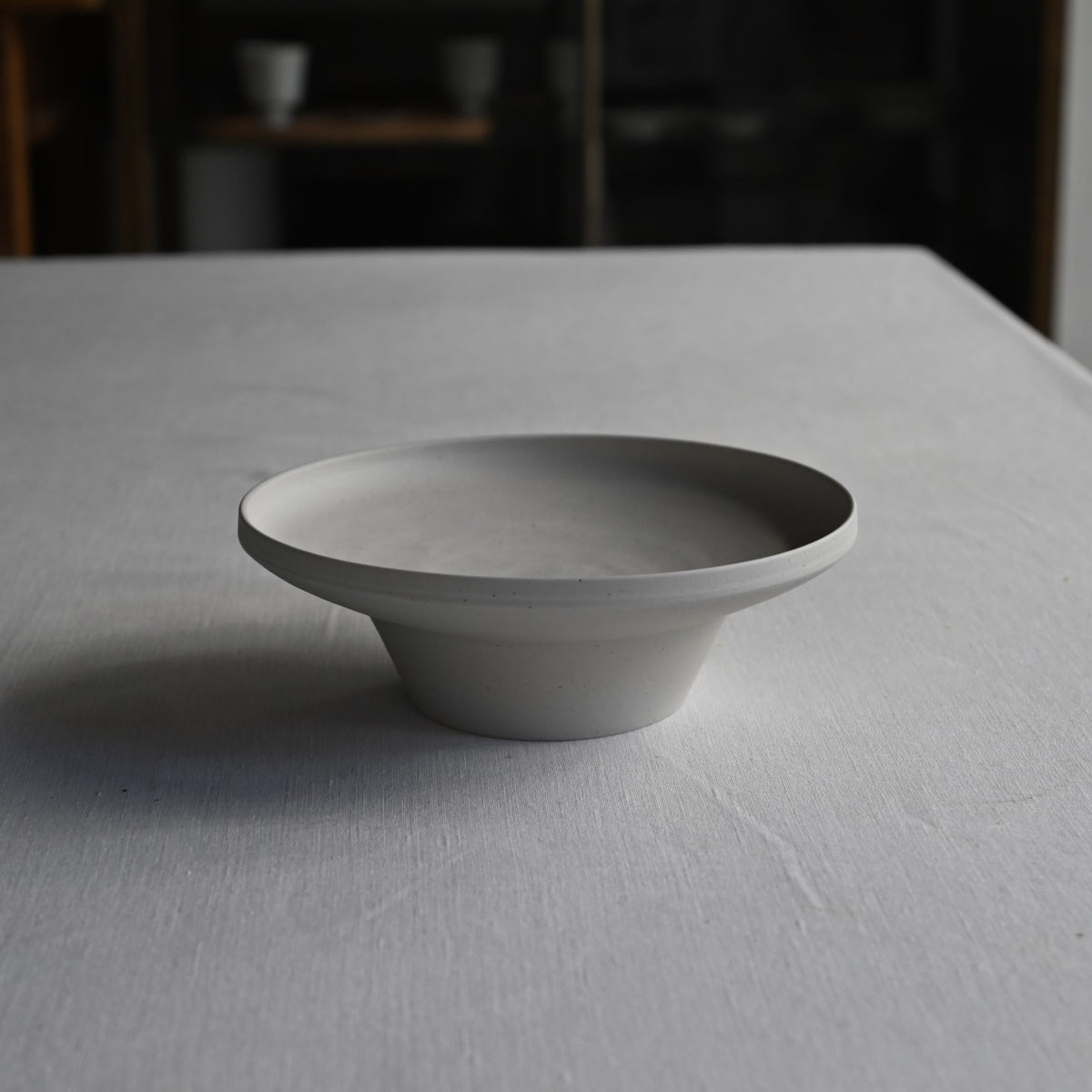 白磁焼き締め高台皿(960) 阿南維也 – KOHORO