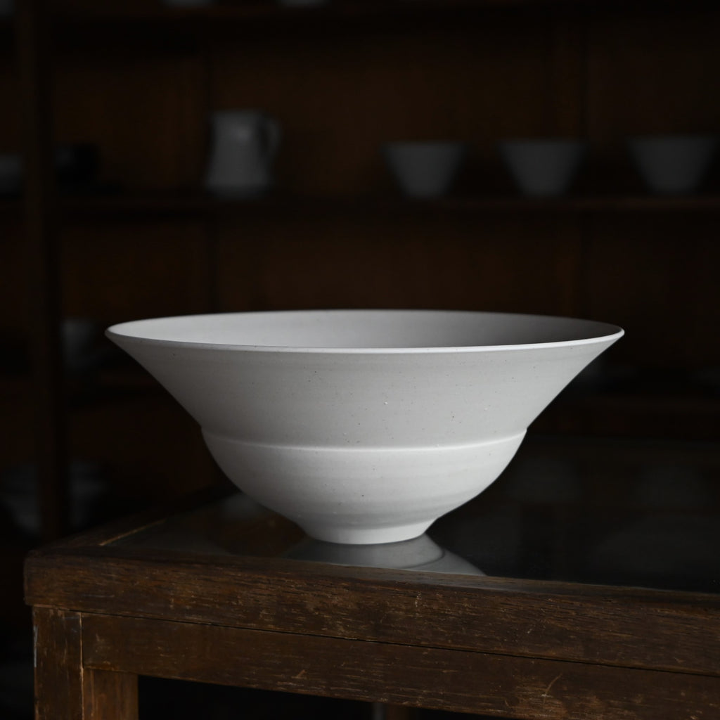 白磁鎬広口鉢(大)(970) 阿南維也 – KOHORO