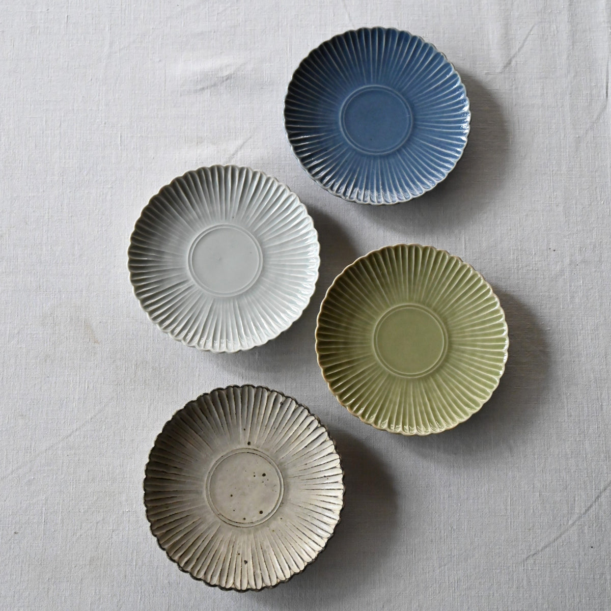 白磁 鎬輪花4寸皿 小倉夏樹 – KOHORO