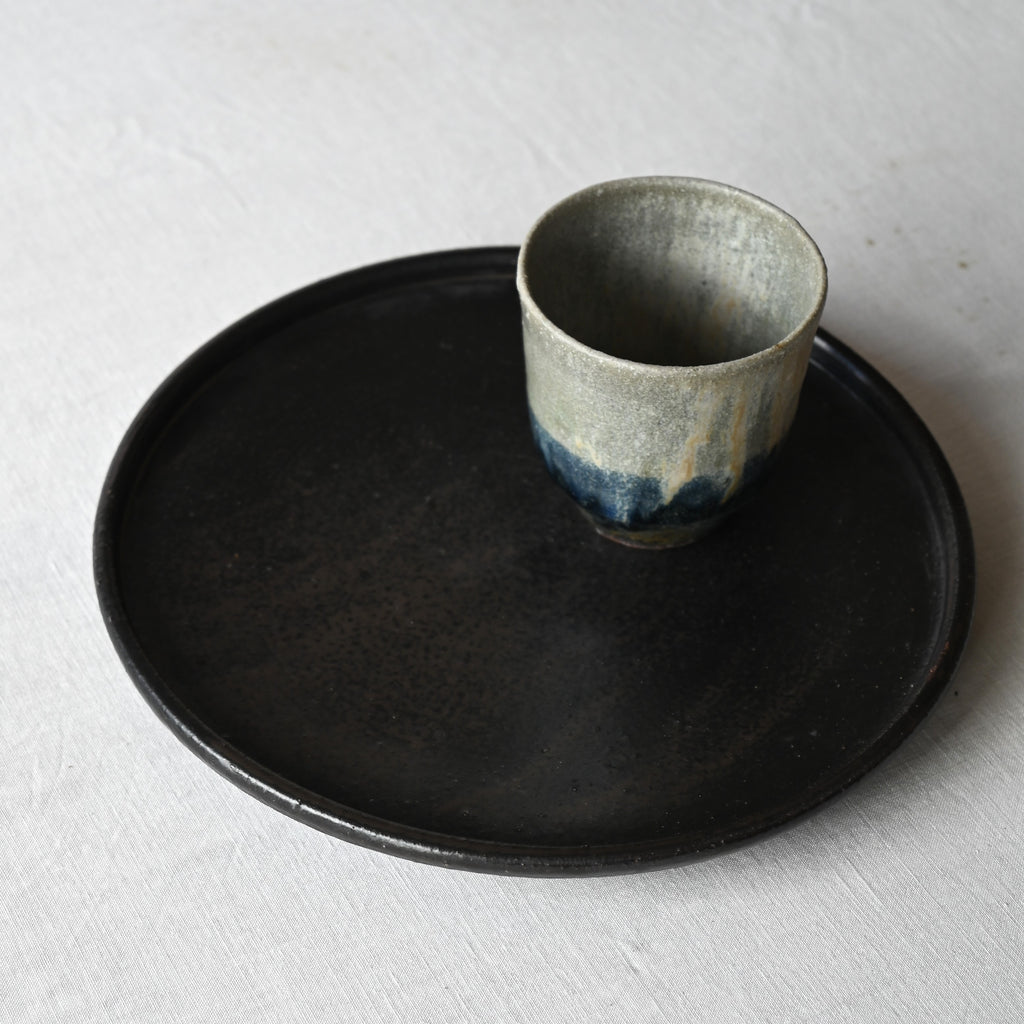 黒釉玉縁8寸皿 – KOHORO
