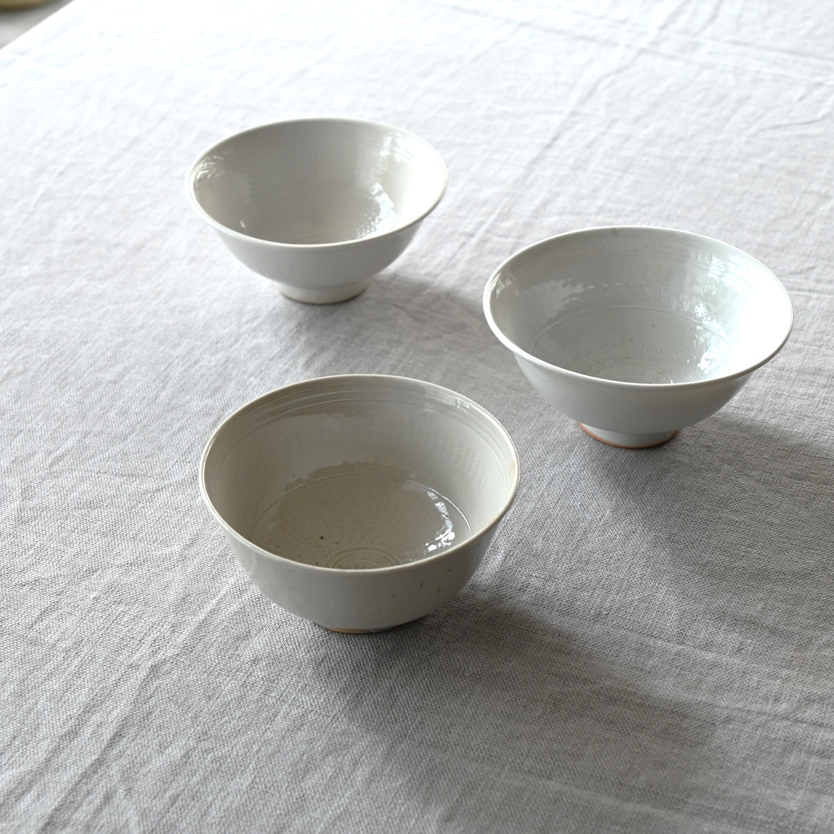白磁陰刻茶漬け碗(911) – KOHORO