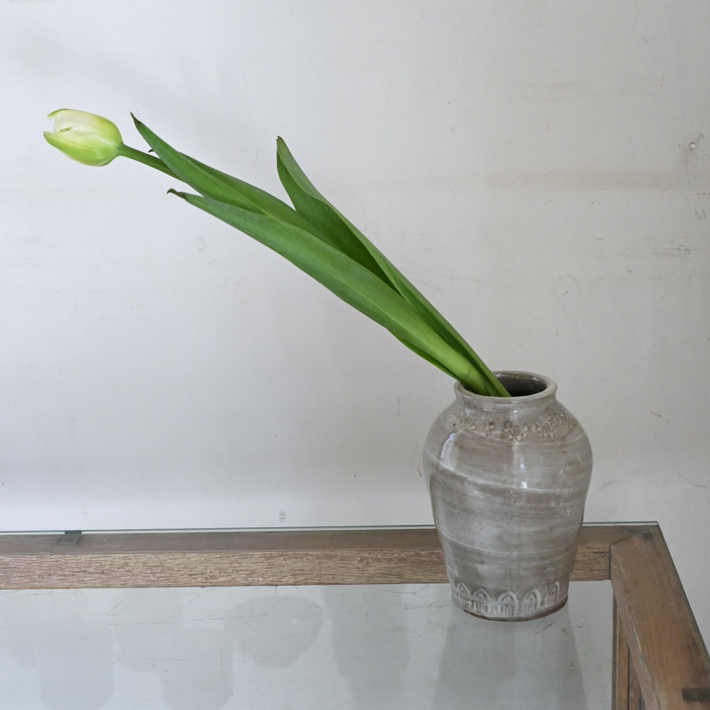 花入 工房裏の土手に咲くホトケノザと、リバーシブルな花入れ。 少〜し