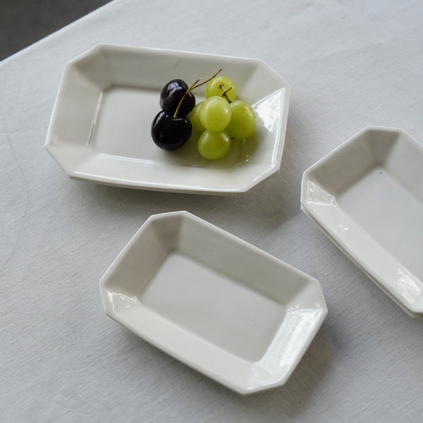 角田淳さん 隅切り皿 白 2点