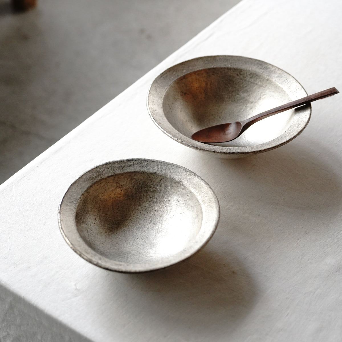 アンティーク骨董純銀製菊形台鉢（概数：口１７㌢、高６㌢、底８㌢、重３００㌘） 銀彩 リム鉢 – KOHORO