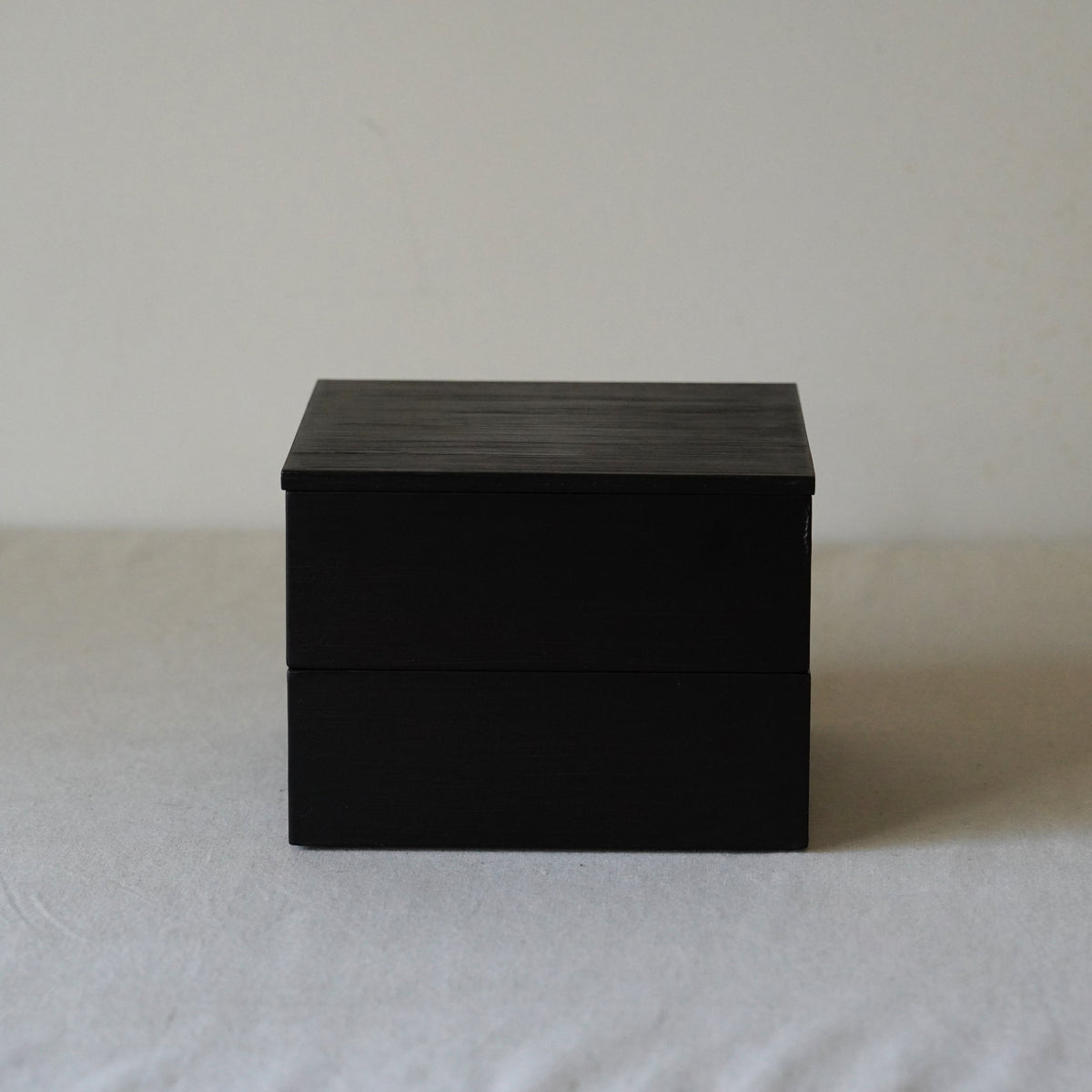 木製黒塗重箱　家紋入り　黒無地 AG56 輪島塗二段重 家紋丸に柏 木製黒漆塗 内側朱漆塗 未使用 重箱お