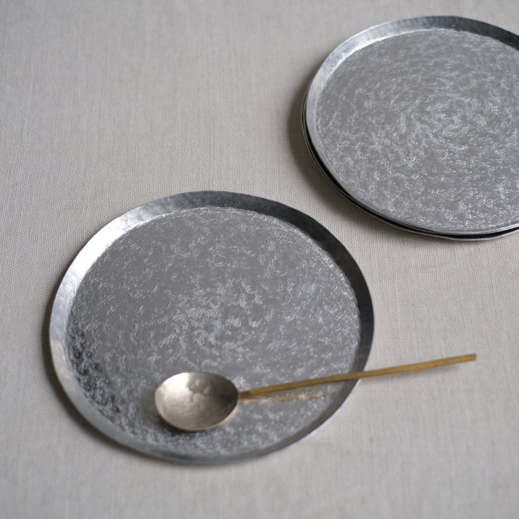 アルミトレイ皿(円) 20cm 山田憲栄 – KOHORO