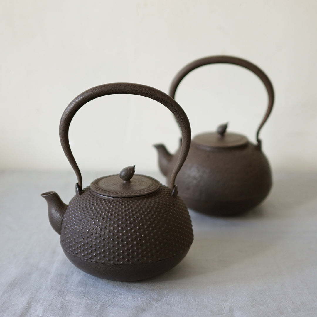 長文堂造 大振鉄瓶 霰紋 約1.8L 鉄蓋 メンテナンス済　鉄器 鉄瓶 平丸<受注製作> 長文堂 – KOHORO